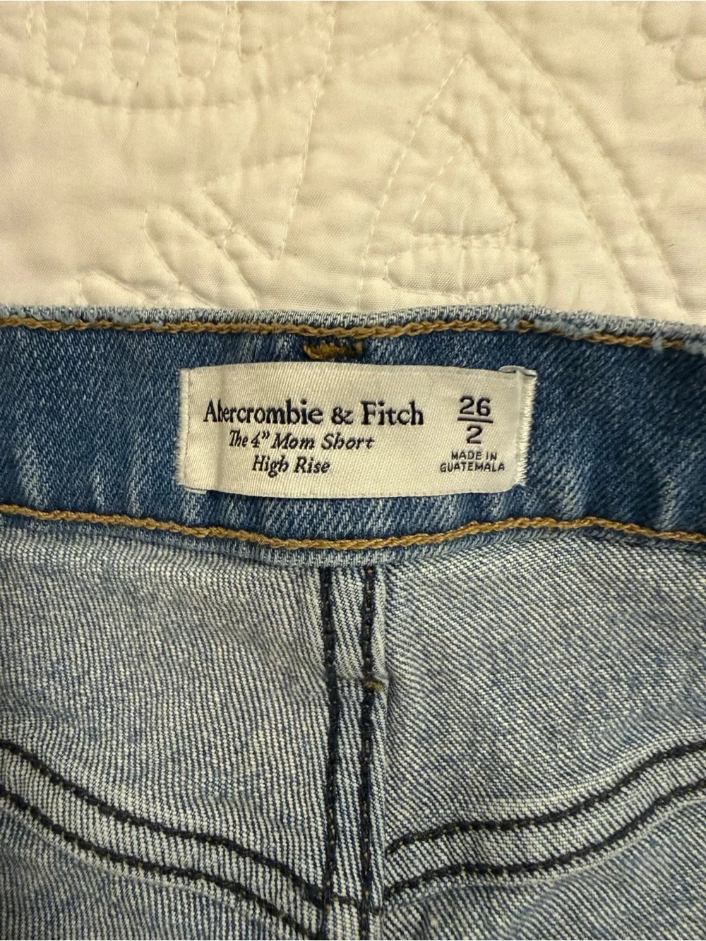 Abercrombie and Fitch - The 4” Mom Short High Rise - Picture 3 of 3